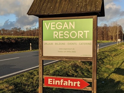 Nature hotel - Energieversorgung: 100 % Ökostrom - Einfahrt von der Landstrasse 20 - Vegan Resort