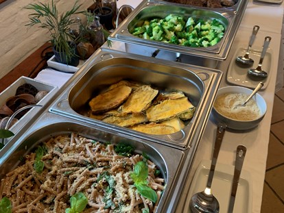 Naturhotel - Bio-Küche: Rein vegane Küche - Ausschnitt aus einem Hochzeitskleid-Mehr-Gänge-Buffet - Vegan Resort