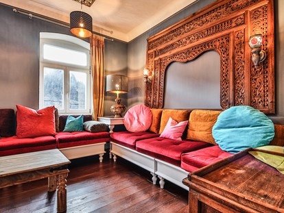 Naturhotel - Hoteltyp: Bio-Restaurant - Sachsen - Das Zimmer Taj Mahal - das Wohnzimmer hat eine gemütliche ShishaLounge, die man auch zum Schlafen nutzen kann.  - Bio-BoutiqueHotel Villa Waldfrieden