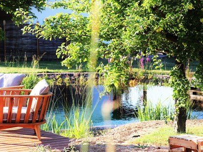 Nature hotel - Umgebungsschwerpunkt: Fluss - Naturteich mit Sonnen-Terrasse - BioWeingut & Landhotel Gänz