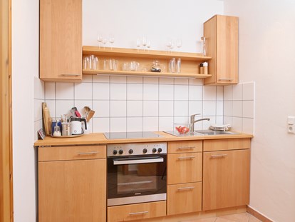 Naturhotel - Umgebungsschwerpunkt: Land - Rheinland-Pfalz - Küchenzeile in Komfortzimmer - BioWeingut & Landhotel Gänz