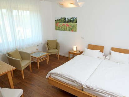 Naturhotel - Key Boy/ digitaler Check-in - Hackenheim - Klassik-Zimmer mit baubiologischer Ausstattung - BioWeingut & Landhotel Gänz