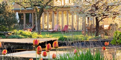 Naturhotel - Bio-Hotel Merkmale: Metallfreie Betten - Hessen - idyllischer Garten mit Teich  - Rosenberg Ayurveda Gesundheits- und Kurzentrum