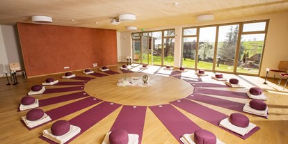 Naturhotel - Ökoheizung: Holzheizung: nein - Yoga im Lakshmi-Saal - Rosenberg Ayurveda Gesundheits- und Kurzentrum