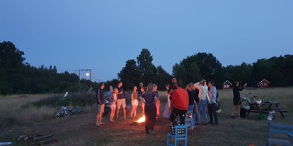 Naturhotel - Müllmanagement: Müllstationen für Gäste - Schweden - Lagerfeuer mit Stockbrot - immer am Donnerstag. - Sonnenhügelhof (Solberga Gård)