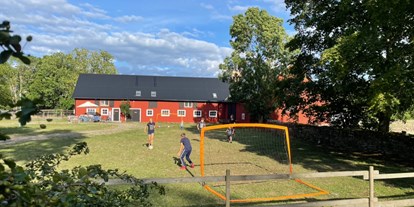 Naturhotel - Biologisch abbaubare Reinigungsmittel - Köpingsvik - Fussball vor der Scheune - unsere Mikro-Weltmeisterschaften sind legendär... - Sonnenhügelhof (Solberga Gård)