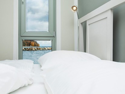Nature hotel - Regionale Produkte - Ostseeküste - Kleines schwimmendes Haus
Blick aus dem Schlafzimmer
(Lagen und Ausblicke sind unterschiedlich) - im-jaich Wasserferienwelt