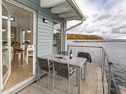Nature hotel - Regionale Produkte - Ostseeküste - Kleines schwimmendes Haus
Blick von der Terrasse (Interieur der Häuser ist unterschiedlich) - im-jaich Wasserferienwelt