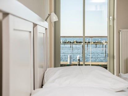 Nature hotel - Bio-Anteil: mind. 50% Bio - Schlafzimmer großes schwimmendes Haus - im-jaich Wasserferienwelt