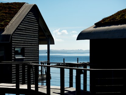 Nature hotel - Umgebungsschwerpunkt: Insel - Pfahlhaussuiten
Die Pfahlhaussuiten sind erreichbar über Holzstege - im-jaich Wasserferienwelt