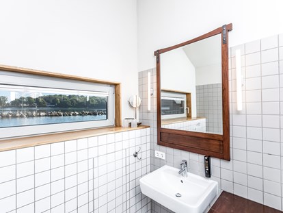 Naturhotel - Bio-Restaurant (nur für Hotelgäste): Öffentliches Restaurant - Rügen - Pfahlhaussuiten
Badezimmer mit Dusche. - im-jaich Wasserferienwelt