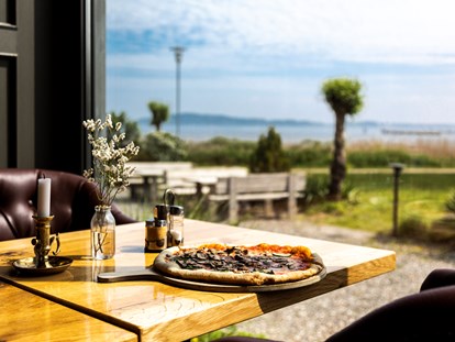 Naturhotel - Aktivurlaub möglich - Gustow - Restaurant Kormoran
Wenn Ihr Euer Ferienobjekt nicht verlassen möchtet, könnt Ihr auch eine Steinofen Pizza im Kormoran bestellen und abholen. - im-jaich Wasserferienwelt
