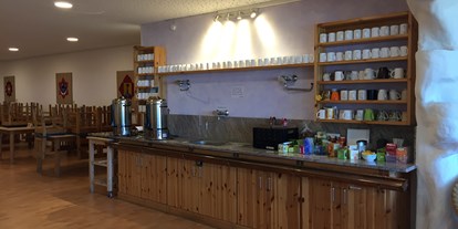 Nature hotel - Müllmanagement: Mehrweg-Geschirr - Ostfriesland - Die Teestation im Speisesaal - Yoga Vidya Nordsee
