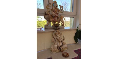 Nature hotel - Wasserbehandlung/ Energetisierung: Verwirbeltes Wasser - Durga und Ganesha genießen die Meeresluft - Yoga Vidya Nordsee