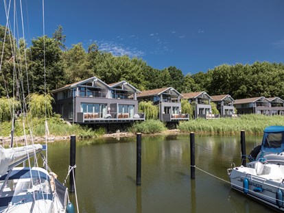 Naturhotel - Umgebungsschwerpunkt: Insel - Fischland - Die Uferhäuser erstrecken sich entlang unseres Hafens in Gustow auf Rügen - im-jaich Naturoase Gustow