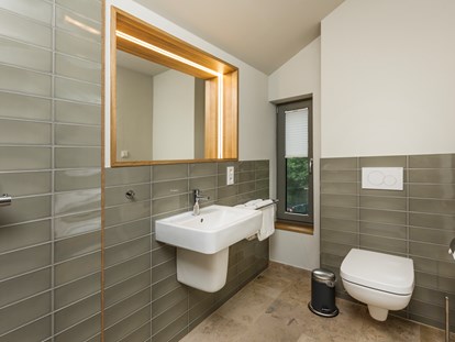 Naturhotel - Müllmanagement: Müllstationen für Gäste - DieSchlafzimmer verfügen je über ein Bad en Suite - im-jaich Naturoase Gustow