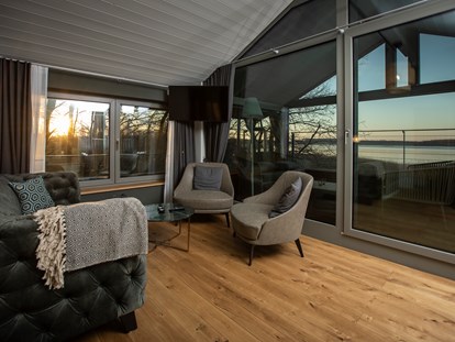 Naturhotel - Hunde erlaubt - Ostseeküste - Im Obergeschoss befindet sich ein Wohnbereich mit Ausblick über den Hafen und überdachtem Balkon - im-jaich Naturoase Gustow