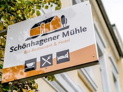 Nature hotel - Umgebungsschwerpunkt: Fluss - Logo am Mühlenhaus - Biohotel Schönhagener Mühle