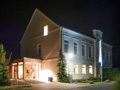Nature hotel - Rezeption: 15 h - Mühlenhaus bei Nacht - Biohotel Schönhagener Mühle