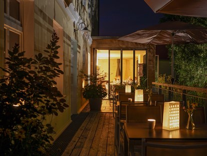 Nature hotel - Bio-Küche: Saisonale Speisen - Pritzwalk - Terrasse bei Nacht - Biohotel Schönhagener Mühle