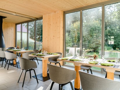 Nature hotel - Umgebungsschwerpunkt: Wald - Restaurant mit Kamin - Biohotel Schönhagener Mühle