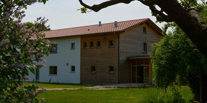 Naturhotel - Sachsen-Anhalt - Das Gästehaus "Strohtel", gebaut in Stohballen-Lehm-Bauweise. - Ökodorf Sieben Linden - Seminarhaus