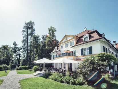 Nature hotel - Energieversorgung: 100 % Ökostrom - Frontansicht Biohotel Schlossgut Oberambach - Schlossgut Oberambach