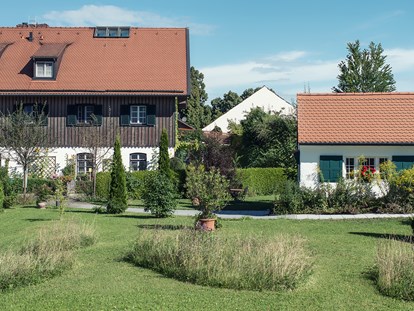 Naturhotel - Bio-Hotel Merkmale: Elektrosmog-reduziert - Bad Kohlgrub - Seitenansicht Biohotel Schlossgut Oberambach - Schlossgut Oberambach