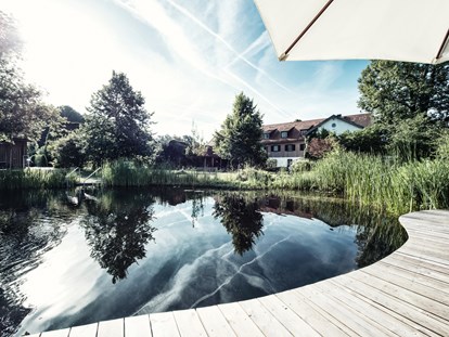 Naturhotel - Spa-Bereich mit mind. 2 unterschiedlichen Saunen - Bayern - Schwimmtiech Steg Biohotel Schlossgut Oberambach - Schlossgut Oberambach