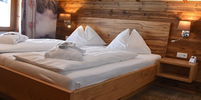 Naturhotel - Zertifizierte Naturkosmetik - Tirol - Suite mit viel Holz - Naturhotel Kitzspitz