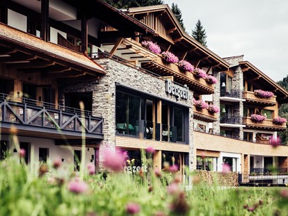Naturhotel - Energieversorgung: CO2-Ausgleichszahlung - Zöblen - Hotelansicht - Natur- & Biohotel Bergzeit