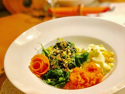 Naturhotel - auch für Familien mit Kindern - Veggieküche: Gemischter Blattsalat mit einem Hausdressing - Berghüs Schratt