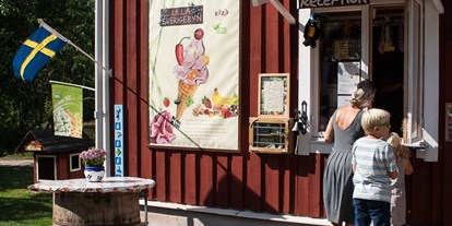 Naturhotel - Müllmanagement: Müllstationen für Gäste - Vimmerby - Rezeption. Es gibt auch ein Gartencafé mit veganer Eiszauberei. - Lilla Sverigebyn