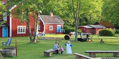 Naturhotel - Massagen - Südschweden - Kinder im Feriendorf. - Lilla Sverigebyn
