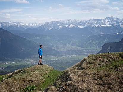 Nature hotel - Rezeption: 10 h - Wandern in Bayerns schönsten Bergen. Hier bei uns in den Ammergauer Alpen – in Bayerns größtem zusammenhängenden Naturschutzgebiet – hast du die Wahl. Auf 26 verschiedenen Bergtouren & 500 Kilometern ausgewiesenen Wanderwegen erwarten dich schier endlose Gebirgsketten & einzigartige Panoramen. - moor&mehr Bio-Kurhotel