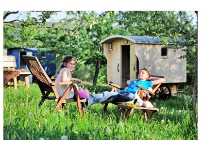 Naturhotel - auch für Familien mit Kindern - Hessen - Die Schäferwägen auf der Streuobstwiese - krenzers rhön: Hotel + Apfelweingut + Bio-Landwirtschaft