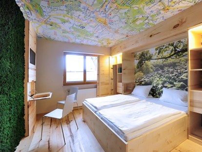Naturhotel - Anzahl Tagungsräume - Hessen - Rhönesien - ein Zimmer wie die Rhön. Buchenholz, Moos, Basaltsteine + Wanderkarte :-) - krenzers rhön: Hotel + Apfelweingut + Bio-Landwirtschaft