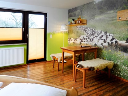 Naturhotel - Hoteltyp: BIO-Urlaubshotel - Ehrenberg (Fulda) - Rhönschaf-Zimmer mit Gartenbalkon - denn Schafe brauchen Auslauf :-) - krenzers rhön: Hotel + Apfelweingut + Bio-Landwirtschaft