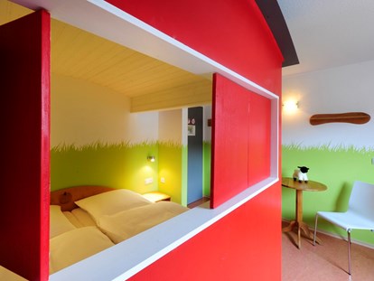 Nature hotel - Ökoheizung: Holzheizung: ja, Scheitholz - Das Schäferwagen-Zimmer - für alle, denen der wagen auf der Wiese zu cool ist :-) - krenzers rhön: Hotel + Apfelweingut + Bio-Landwirtschaft