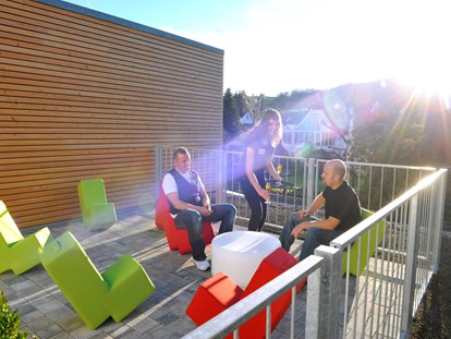 Naturhotel - Erdkühlung - Sonnenterasse neben dem Kernhaus-Laden - krenzers rhön: Hotel + Apfelweingut + Bio-Landwirtschaft