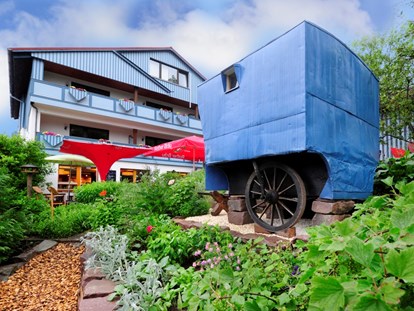Nature hotel - Bio-Anteil: mind. 50% Bio - Unser historischer Schäferwagen vor Südbalkonien - krenzers rhön: Hotel + Apfelweingut + Bio-Landwirtschaft