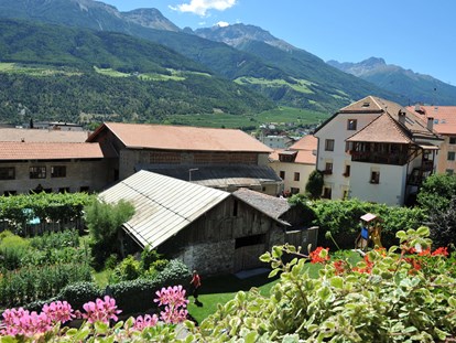 Naturhotel - Bio-Anteil: 100% Bio - Trentino-Südtirol - BIO HOTEL Landhotel Anna: Ausblick  - Landhotel Anna & Reiterhof Vill