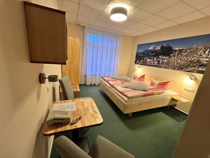 Nature hotel - Energieversorgung: Photovoltaik - Bio Hotel Amadeus: Komfortzimmer Salzburg Hofseite - Biohotel Amadeus