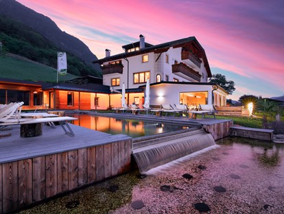 Naturhotel - Hoteltyp: BIO-Urlaubshotel - St. Sigmund (Trentino-Südtirol) - BIO HOTEL Pennhof: Abendstimmung  - Pennhof – Der Weg zu mir