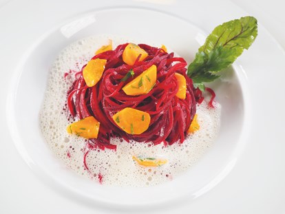 Nature hotel - Bioland-Partner: Gold - Veganes Demeter-Gericht: Rote-Bete-Spaghetti an feiner Mandelsoße - BIO-Adler im schönen Allgäu