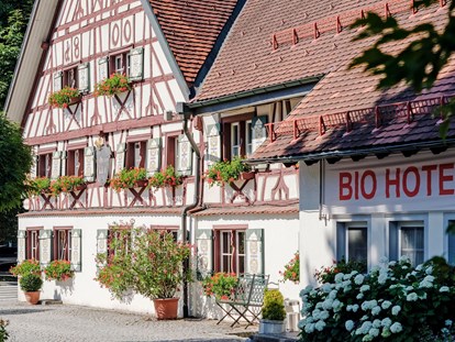 Naturhotel - Preisklasse: € - Deutschland - BIO HOTEL Adler: Außenansicht Vorderseite - BIO-Adler im schönen Allgäu