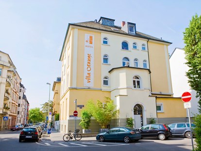 Naturhotel - Müllmanagement: Mülltrennung - Hessen Nord - BIO HOTEL Villa Orange: Außenansicht - Villa Orange