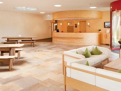 Naturhotel - Bio-Küche: Glutenfreie Kost möglich - Obsteig - Eingangsbereich des Biohotels im Allgäu - Biohotel Mattlihüs in Oberjoch