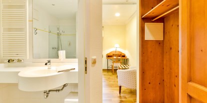 Nature hotel - Massagen - Obsteig - Zimmer Komfort Bad - Eingang - SEINZ Wisdom Resort - vegan/vegt. Biohotel & Seminarzentrum