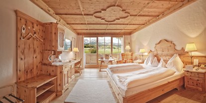 Nature hotel - Bio-Küche: Allergikerküche - Tiroler Unterland - Großzügiges Doppelzimmer mit hochwertigen Zirbenholz-Möbeln - Biohotel Stanglwirt